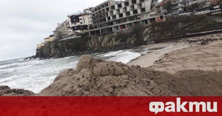 Багер продължава да копае на Централния плаж в Созопол, въпреки
