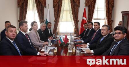 ФАКТИ публикува мнения с широк спектър от гледни точки за