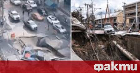 Огромна дупка зейна насред оживена улица пред болница в централната