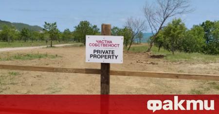 Достъпът до плажната ивица на Иракли е преграден на две