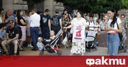 Родители отново протестираха пред сградата на Министерския съвет с искане