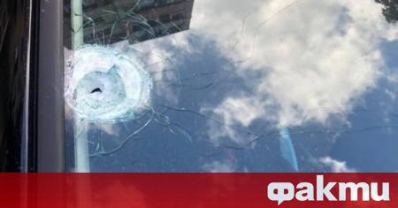 Стрелба по автомобил посред бял ден на улица в Стара