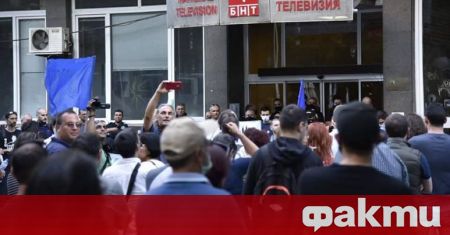 Агресивни фенове на президента Румен Радев са нападнали вербално гражданите
