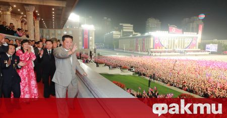 Северна Корея е организирала среднощен военен парад в столицата Пхенян