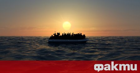 Товарен кораб спаси днес 62 мигранти в бедстваща лодка южно