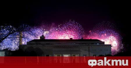 Фойерверки осветиха небето зад Вашингтонския монумент отбелязвайки края на Деня