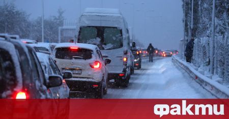 Сняг и студ затрудняват движението в Гърция, съобщи Катимерини. Пътна