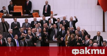 Управляващата Партия на справедливостта и развитието и опозиционните депутати се