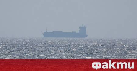 Американските военни съпровождат тайни трансфери на петрол от кораб на