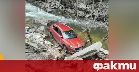 Кола пропадна в река на пътя към село Ягодина Жители