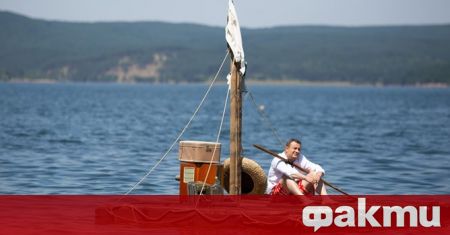 Димитър Рачков корабокрушира и оцелява на малък дървен сал Или