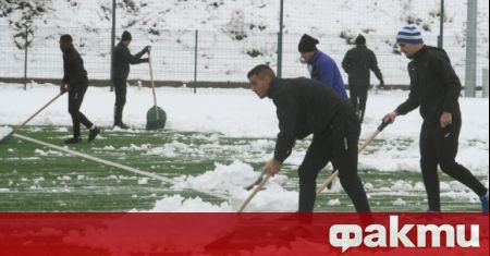 Футболистите и треньорският щаб на Етър лично изчистиха тренировъчния терен