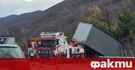 Тежкотоварен автомобил претърпя пътен инцидент на автомагистрала Тракия днес следобед