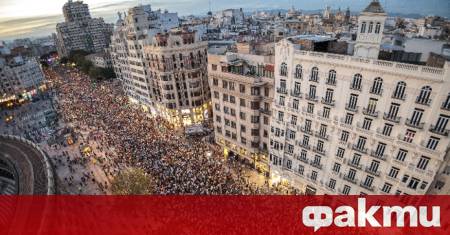 Десетки хиляди жители на Валенсия отново излязоха по улиците на