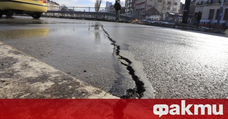 В асфалта на столичното кръстовище Лъвов мост зейнаха пукнатини На