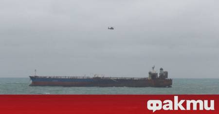 Катерът със захранващия генератор за заседналия танкер Кайрос ще пристигне