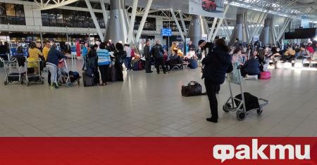 Карантина на летище София. На снимката по-долу са пътници, очакващи
