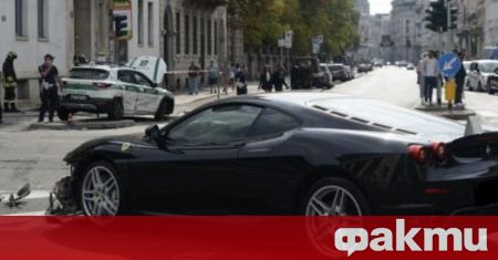 Патрулен автомобил на италианската полиция се блъсна във Ferrari и