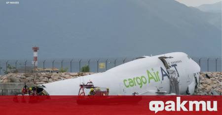 Товарен самолет излязъл от пистата при кацане в Хонконг удари