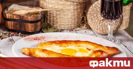 Необходими продукти Твърдо сирене 200 г Заквасена сметана 200 г