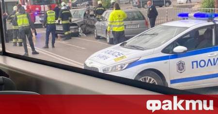 Автобус помете лек автомобил на кръстовището на Орион в София