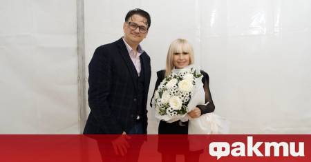 Министърът на културата Мариан Бачев подари букет с бели рози