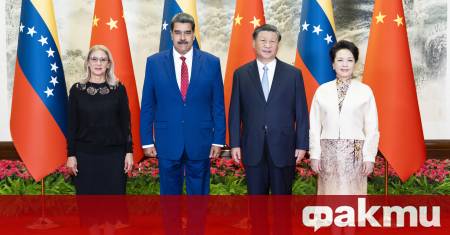 Китайският представител подарява на венецуелския лидер Николас Мадуро порцеланов кон
