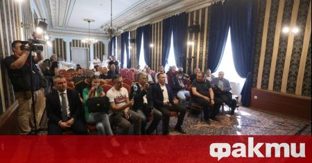 Привърженици на ВМРО водени от един от тримата съпредседатели на