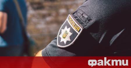 Мъж е открил огън с неидентифицирано оръжие по полицаи по