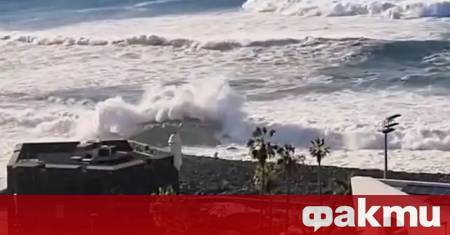 Най малко трима души загинаха след като бяха пометени от