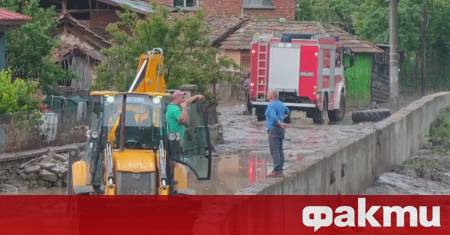 Продължава разчистването на наводнените къщи и улици в котленското село