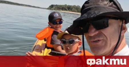 Деян Донков се наслаждава на лятото в компанията на двамата