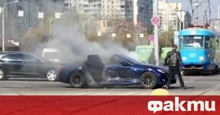 Електрически автомобил Tesla се запали след тежък инцидент в Харков
