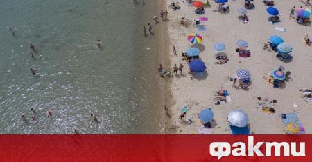 Рекордно високи температури в Гърция напълниха организираните плажове които отвориха