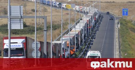Дълга опашка от товарни автомобили се е натрупала от турската