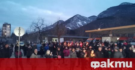 Десетки хора се събраха пред болницата във Враца за да