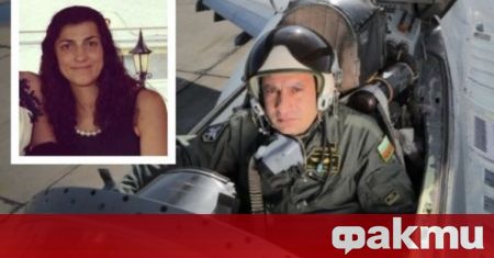 Съпругата на загиналия пилот майор Валентин Терзиев - Димитрина Попова,
