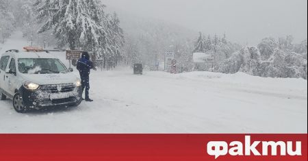 Обилен снеговалеж затруднява движението през северната страна на прохода Шипка