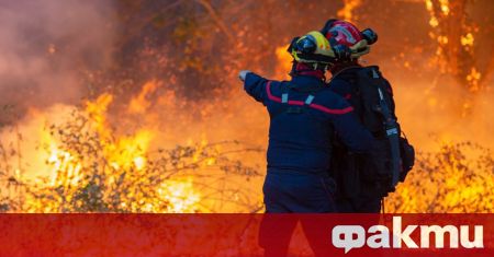 Сили на противопожарната служба и на гражданската защита продължават борбата