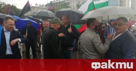 Привърженици и симпатизанти на ВМРО преградиха възловото столично кръстовище на