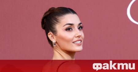 Звездата от Почукай на вратата ми Ханде Ерчел позира в