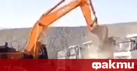 В Ширнак Турция оператор на верижен багер унищожи кабините на