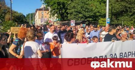 С протестен марш от аркатата паметник на бул Осми приморски