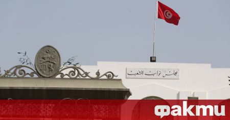 Държавният глава на Тунис обяви че продължава замразяването на работата