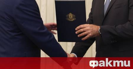 По Конституция президентът Румен Радев трябва да връчи проучвателен мандат