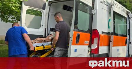 Възрастни хора с вързани крака под въздействието на упойващи вещества