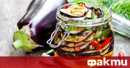 Необходими продукти 3 патладжана 3 скилидки чесън 1 връзка магданоз