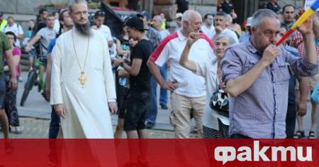 Отявленият протестиращ свещеник – отец Дионисий, е със спукан гръден