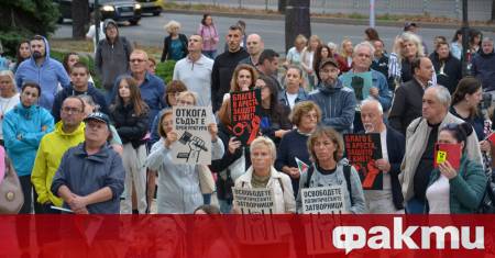 Рано сутринта на 18 септември няколко коли блокираха входовете към