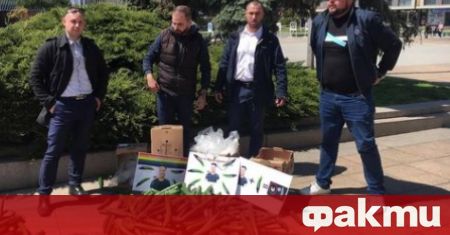 В центъра на Бургас демонстративно бяха изсипани 100 килограма краставици